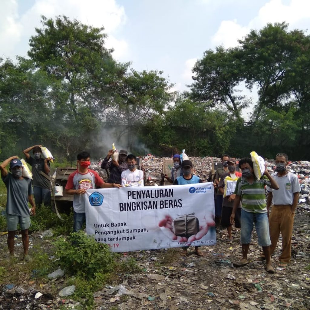 AL-FAYYAD DAN STAI HAS BERBAGI BINGKISAN BERAS KEPADA PENARIK SAMPAH