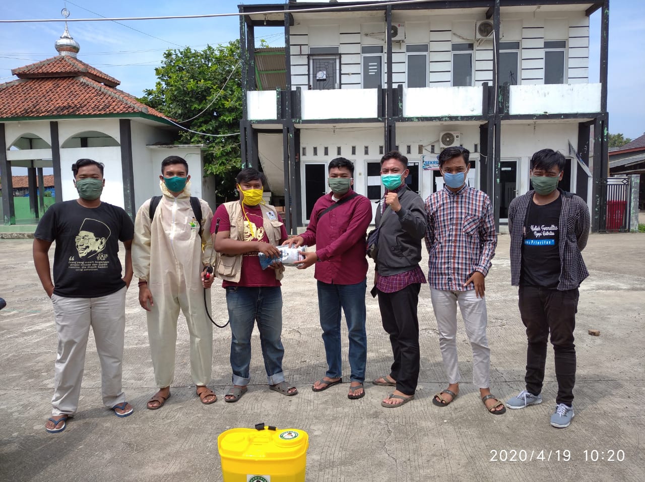 BEM STAI HAS SELENGGARAKAN PENYEMPROTAN DISINFEKTAN DAN PEMBAGIAN MASKER DI KAMPUS DAN SEKITARNYA