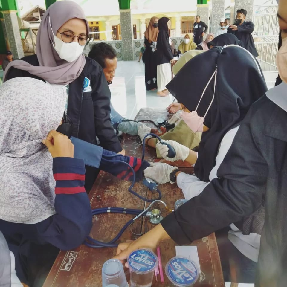 KKN Kelompok 4 Desa Sukaasih Bekerja Sama dengan AMPIBI Adakan Pemeriksaan Kesehatan dan Pengobatan Gratis